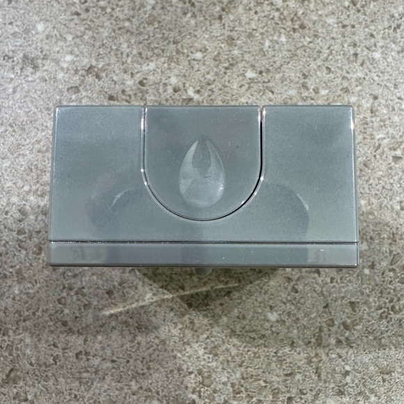 beautyblender Bounce Liquid Whip Long Wear Foundation 1.0 oz 2.50N Medium Nude - Picture 5 of 7